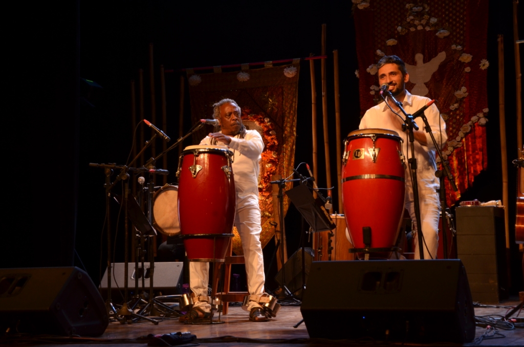 Thiago da Serrinha e Maurício Tizumba celebram juntos no show 'Prosas de Tambores' (Foto: Divulgação)