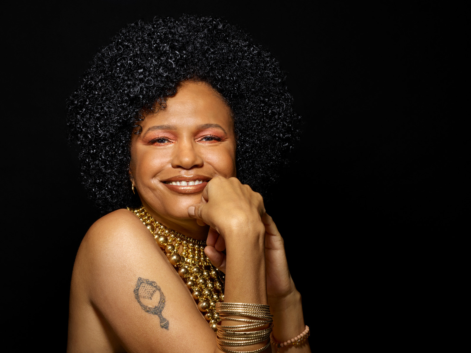 Teresa Cristina apresenta o espetáculo 'As canções que Bethânia me ensinou' (Foto: Nana Moraes/ Divulgação)