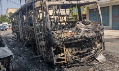 Ônibus pega fogo na Baixada após homem atear fogo na esposa e na própria filha