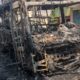 Ônibus pega fogo na Baixada após homem atear fogo na esposa e na própria filha