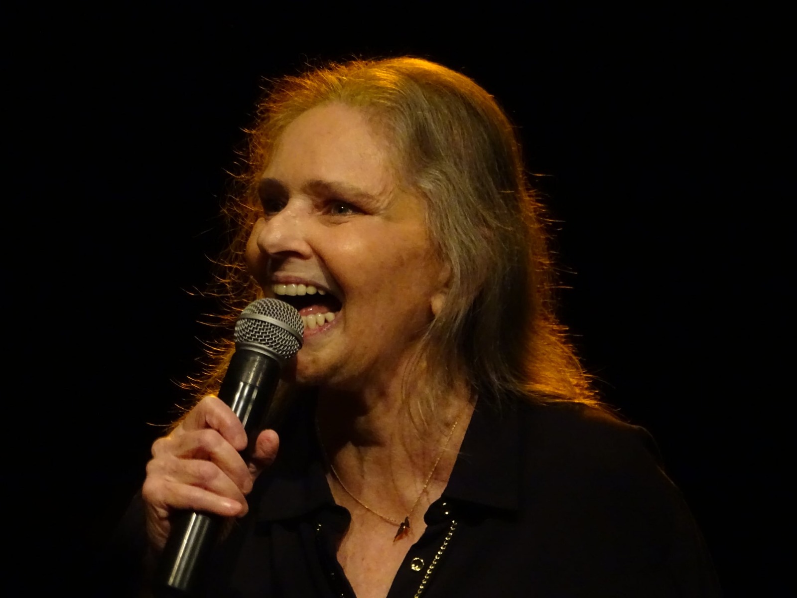 Angela RoRo apresenta o show 'Cheia de Amor pra dar', no Teatro Rival Refit (Foto: Divulgação)