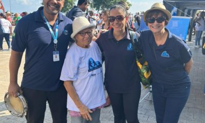 Coordenadora do programa Academia Carioca, Junia Cardoso, ao lado de professores e a aluna de 90 anos, Jolinda