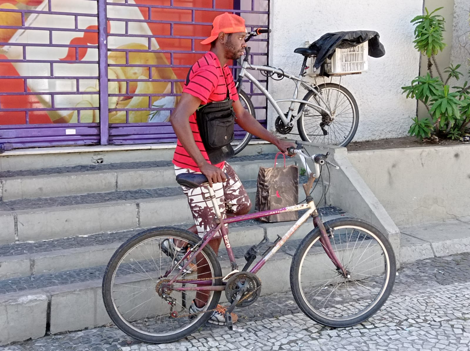 Entregador de aplicativo, Max Ângelo Alves, de 36 anos, foi agredido por moradora de São Conrado
