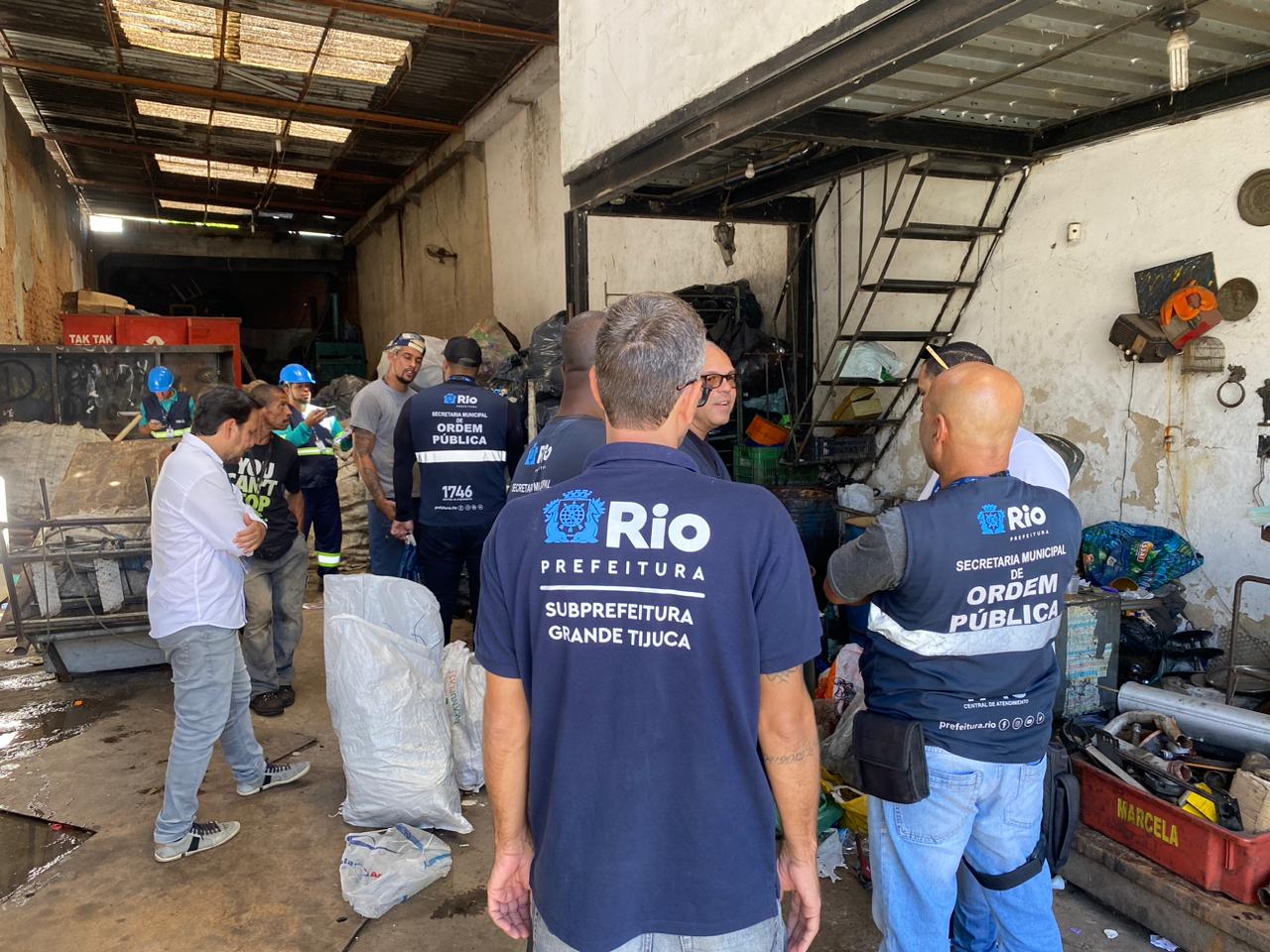 Prefeitura do Rio autua ferro-velho após denúncias de irregularidades