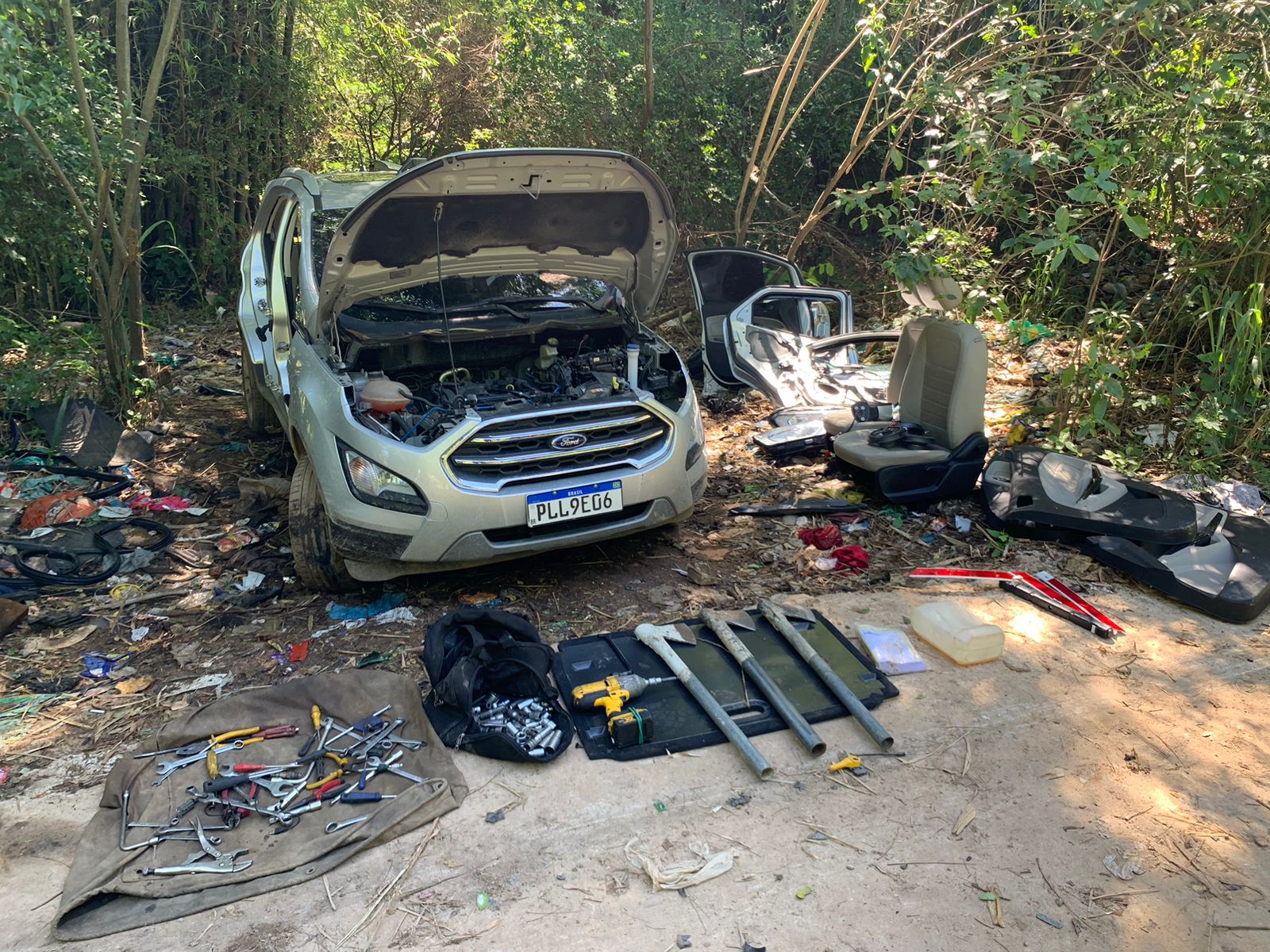 Polícia prende criminosos em central de desmanche de carros na Zona Norte do Rio