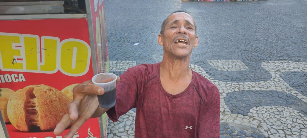 Seu Léo vende cafezinhos no Largo da Carioca, no Centro do Rio