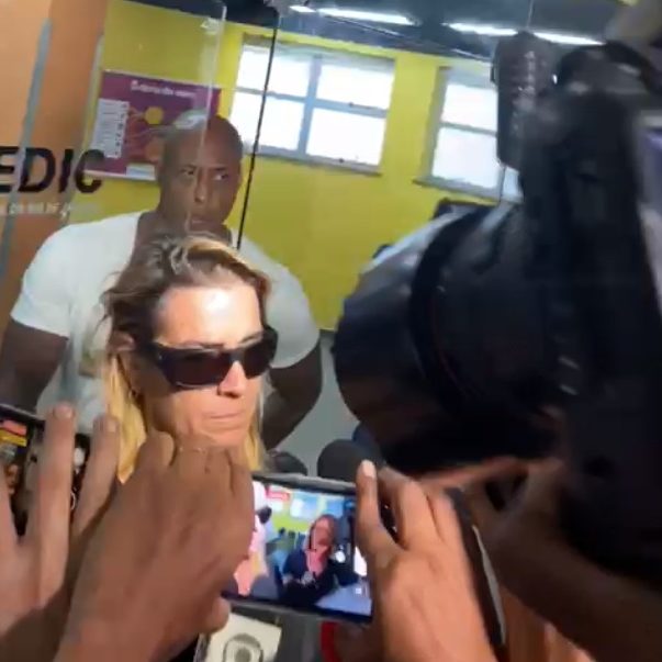 Agressora de entregadores presta depoimento na Gávea, Zona Sul do Rio (Foto: Julia Cabrero/ Super Rádio Tupi