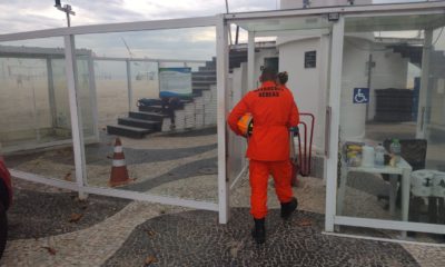 Bombeiros realizam buscas por dançarino desaparecido após mergulho na Praia de Copacabana