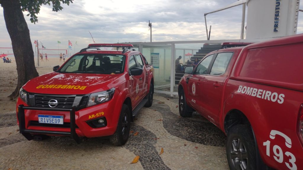 Bombeiros realizam buscas por dançarino desaparecido após mergulho na Praia de Copacabana