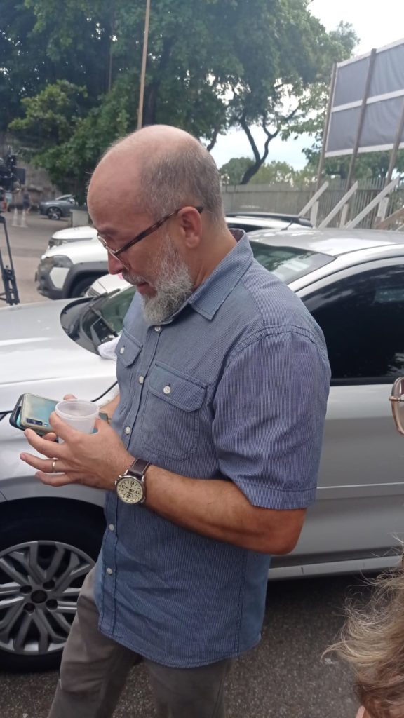 Genro de idosa morta após furto em Copacabana se emociona ao falar da sogra em entrevista à Rádio Tupi