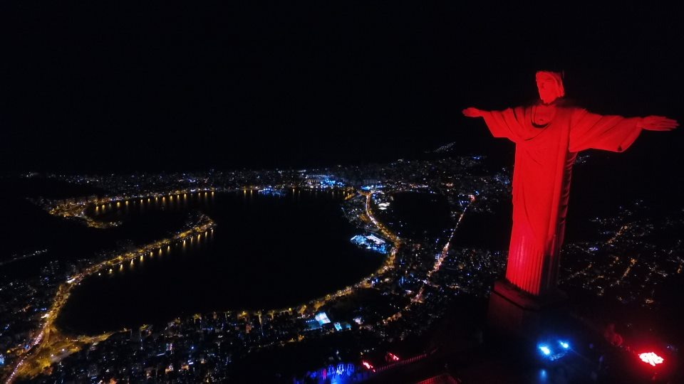 Cristo Redentor se ilumina para conscientizar sobre doença que atinge mais de 20 milhões de brasileiros (Foto: Divulgação)