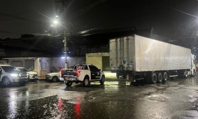 Policiais libertam motorista refém após roubo de caminhão na Avenida Brasil