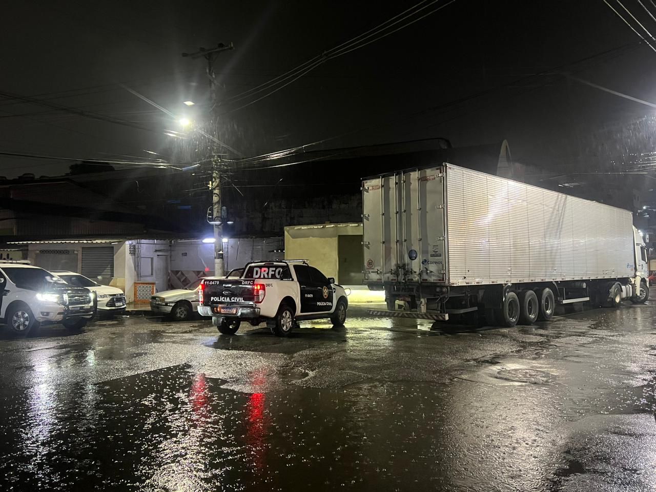 Policiais libertam motorista refém após roubo de caminhão na Avenida Brasil
