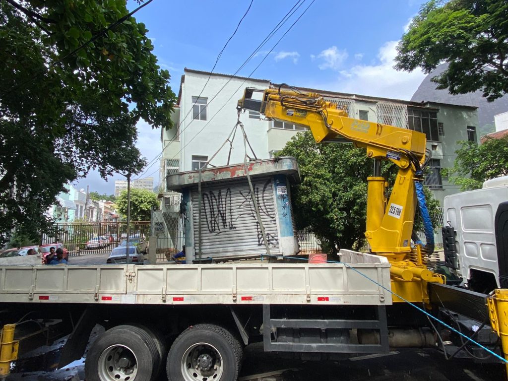 Prefeitura do Rio remove bancas abandonadas no Grajaú