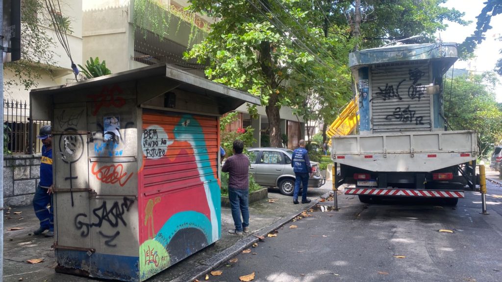 Prefeitura do Rio remove bancas abandonadas no Grajaú