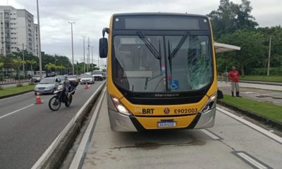 Jovem fica em estado grave após ser atropelado por BRT na Barra da Tijuca (Foto: Reprodução)