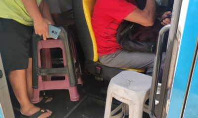 Detro-RJ flagra van improvisando bancos de plástico em São Gonçalo (Foto: Divulgação)