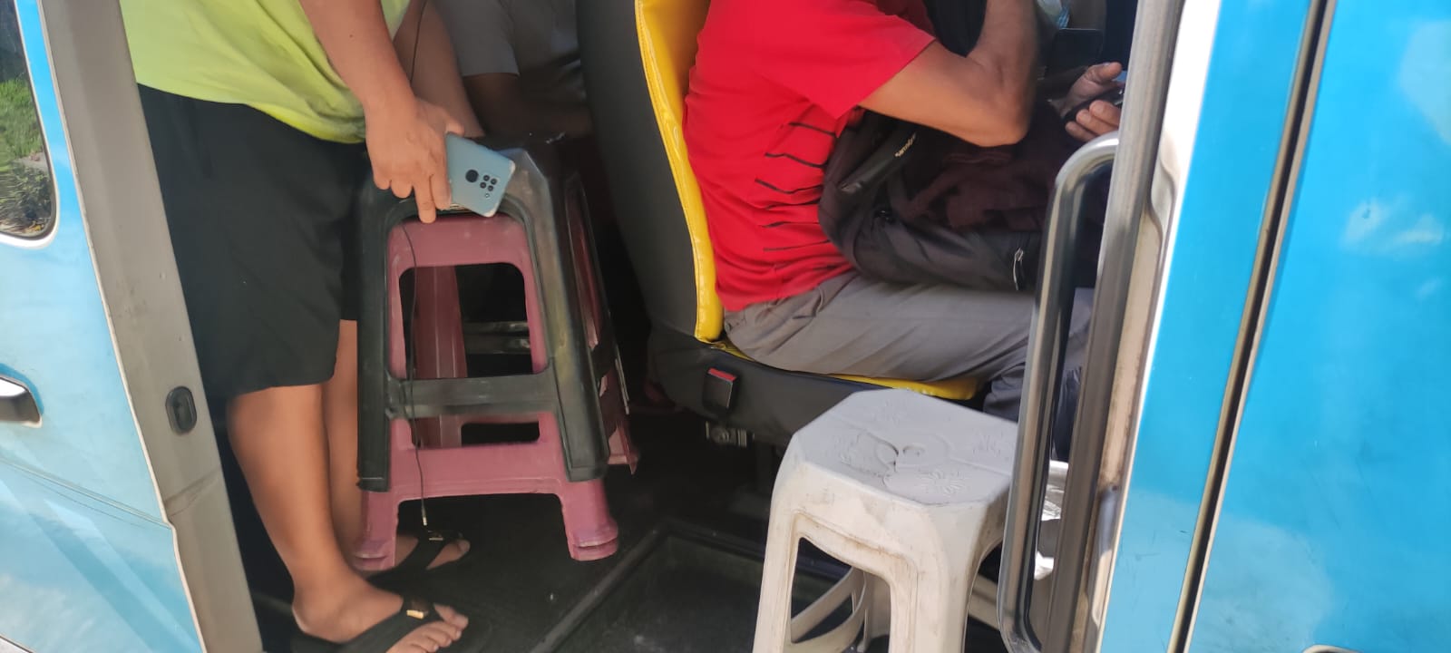 Detro-RJ flagra van improvisando bancos de plástico em São Gonçalo (Foto: Divulgação)