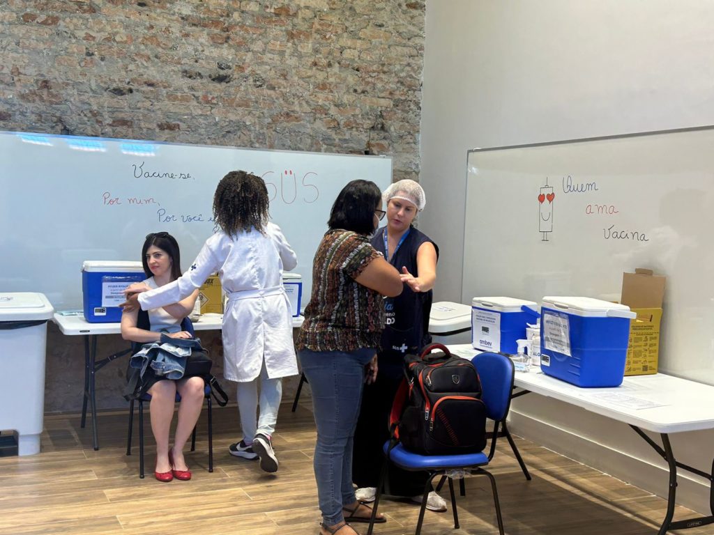 Vacina bivalente contra a Covid-19 começa a ser aplicada no Rio para pessoas com mais de 18 anos