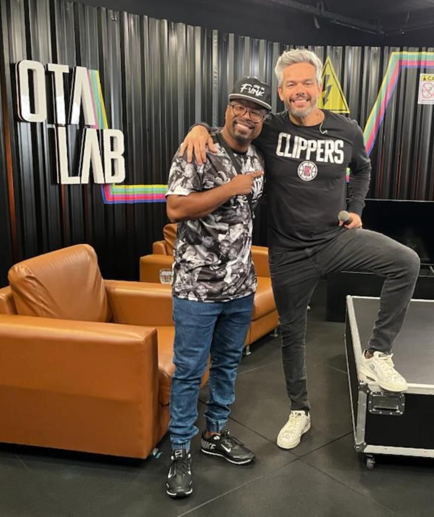 Otaviano Costa recebe o cantor Buchecha, no Otalab (Foto: Yasmin Seda/ Divulgação)