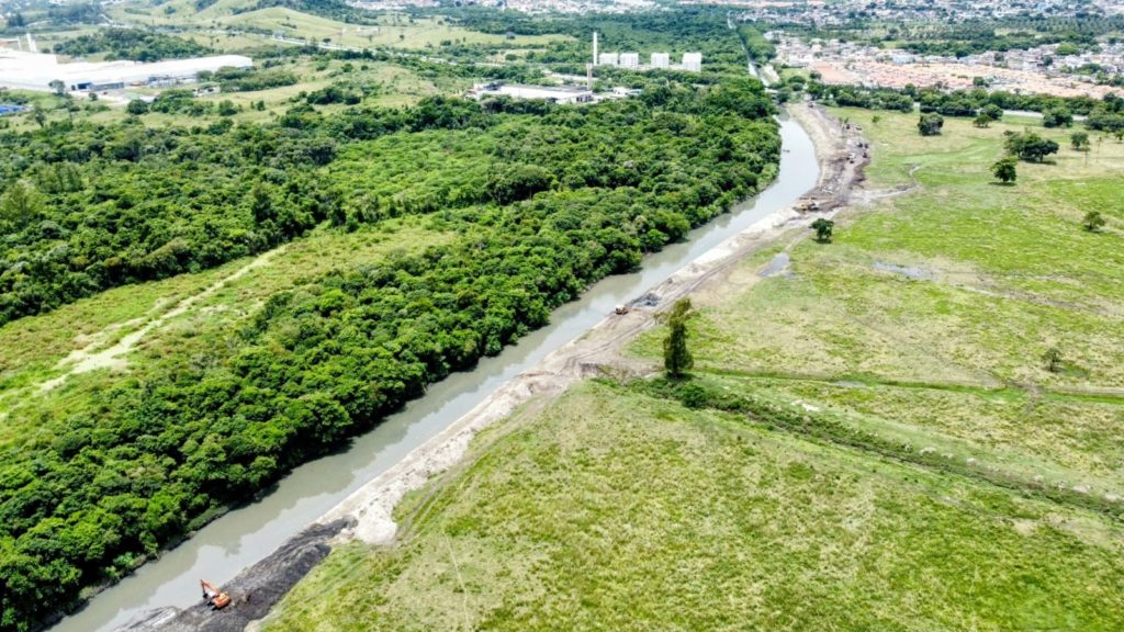 Prefeitura do Rio trabalha na limpeza do Canal do Itá e do Rio Campinho na Zona Oeste