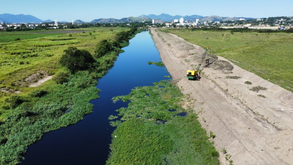 Prefeitura do Rio trabalha na limpeza do Canal do Itá e do Rio Campinho na Zona Oeste
