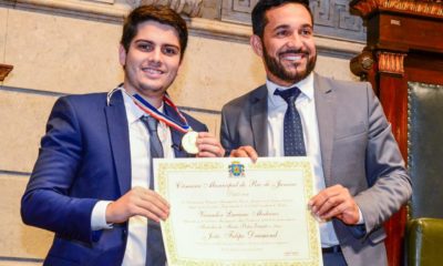 Diretor executivo da Imperatriz Leopoldinense recebe medalha Pedro Ernesto (Foto: Nelson Malfacini/ Divulgação)