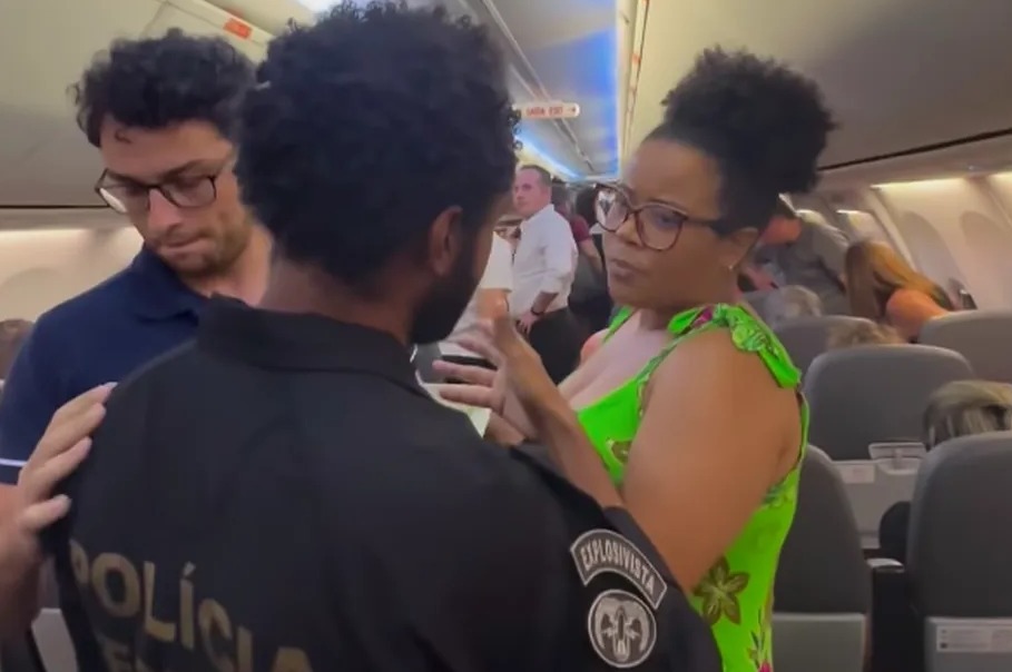 [VÍDEO] Mulher negra é obrigada é expulsa de voo após dificuldade para guardar bagagens (Foto: Reprodução/ Instagram)