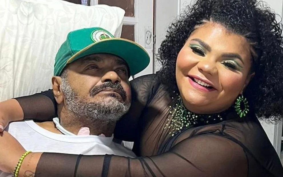 Flora Cruz abraçada ao pai, Arlindo Cruz