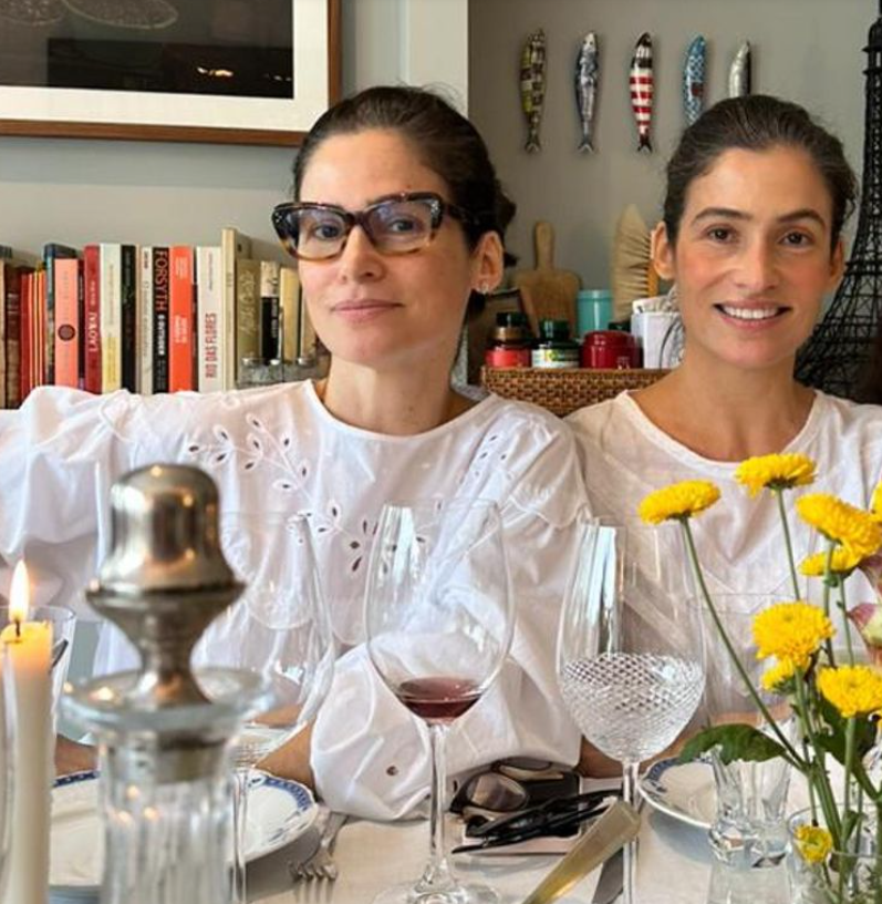 Renata Vasconcellos ao lado da irmã gêmea