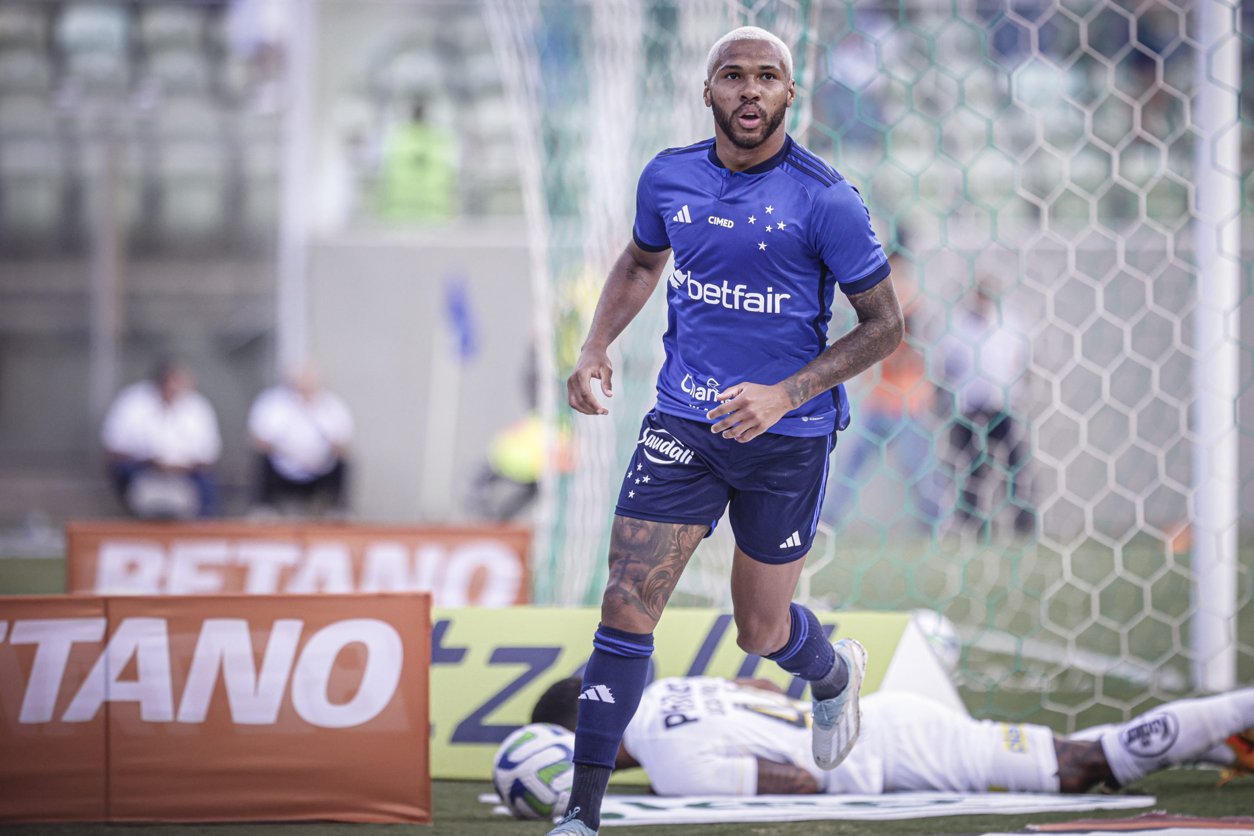 Cruzeiro vence o Santos no Independência e dorme na liderança do Brasileirão