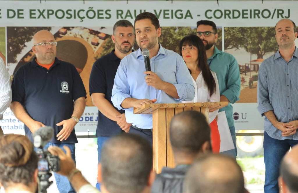 Governador em exercício, Thiago Pampolha, participa de início das obras