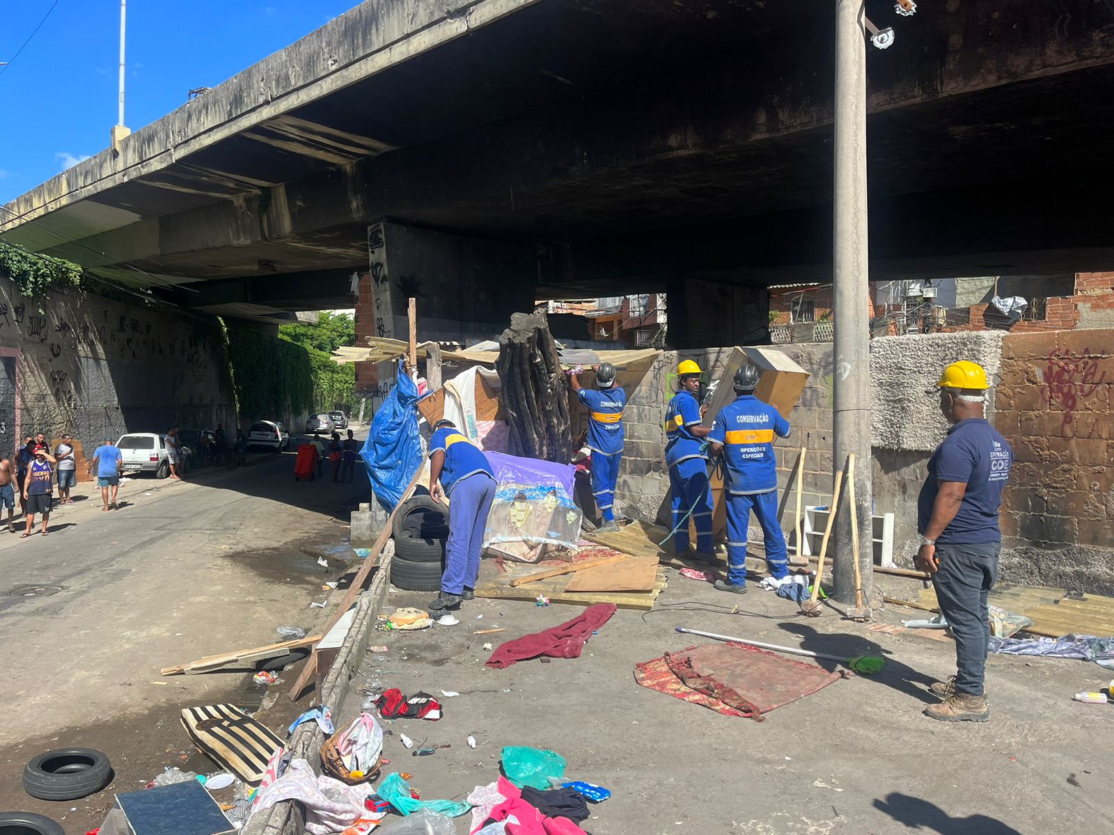 SEOP remove cerca de 30 estruturas irregulares no bairro de Sampaio, Zona Norte do Rio (Foto: Divulgação)