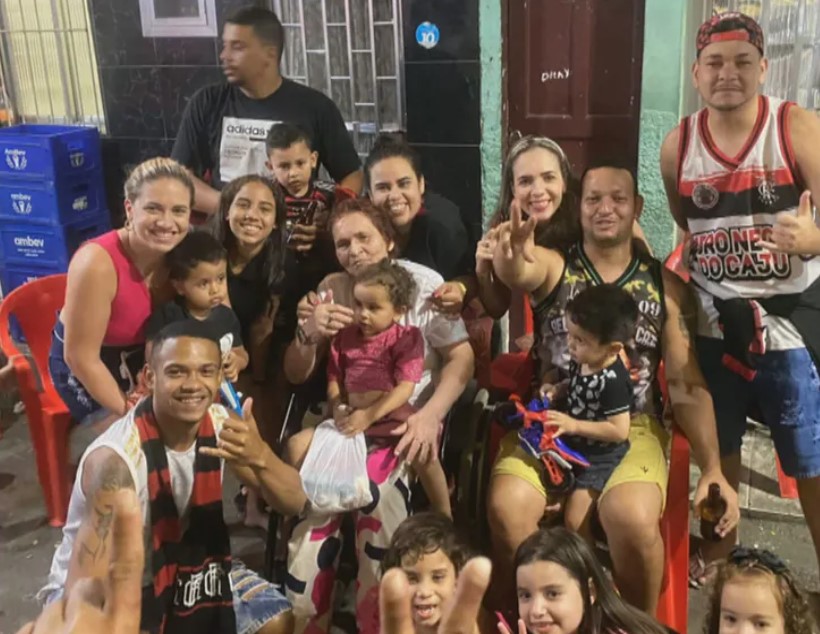 Bernadete Augusto dos Santos ao lado de familiares