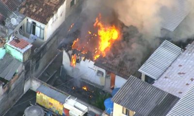 Casa pega fogo no bairro do Riachuelo, na Zona Norte do Rio