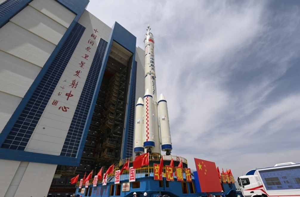 China envia astronautas ao espaço