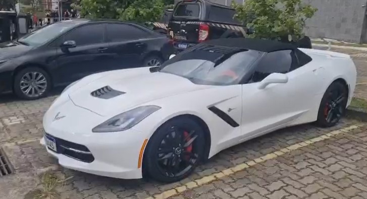 Polícia Federal apreende carros de luxo em operação contra quadrilha de criptomoedas