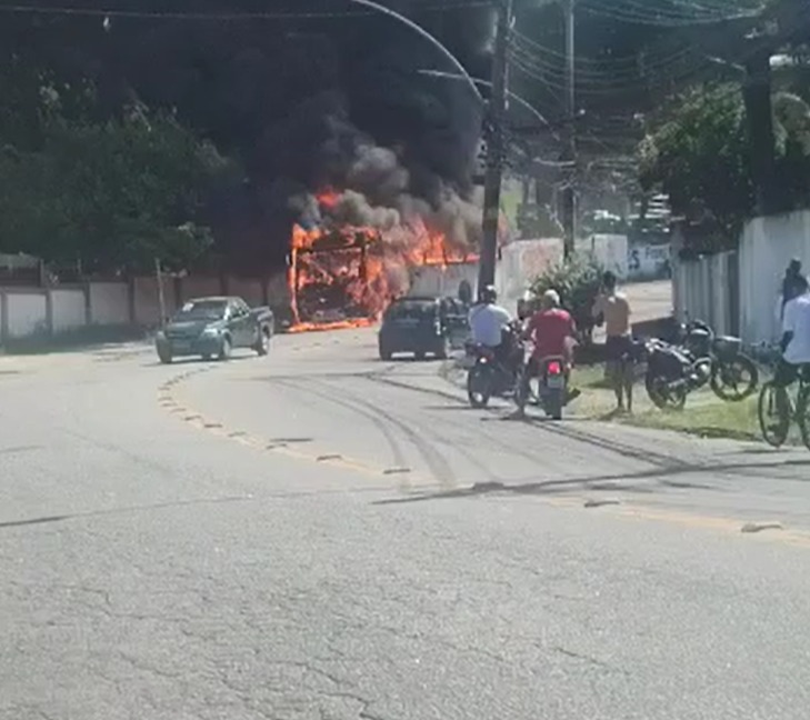 Incêndio atinge ônibus na Taquara, Zona Oeste do Rio (Foto: Divulgação)