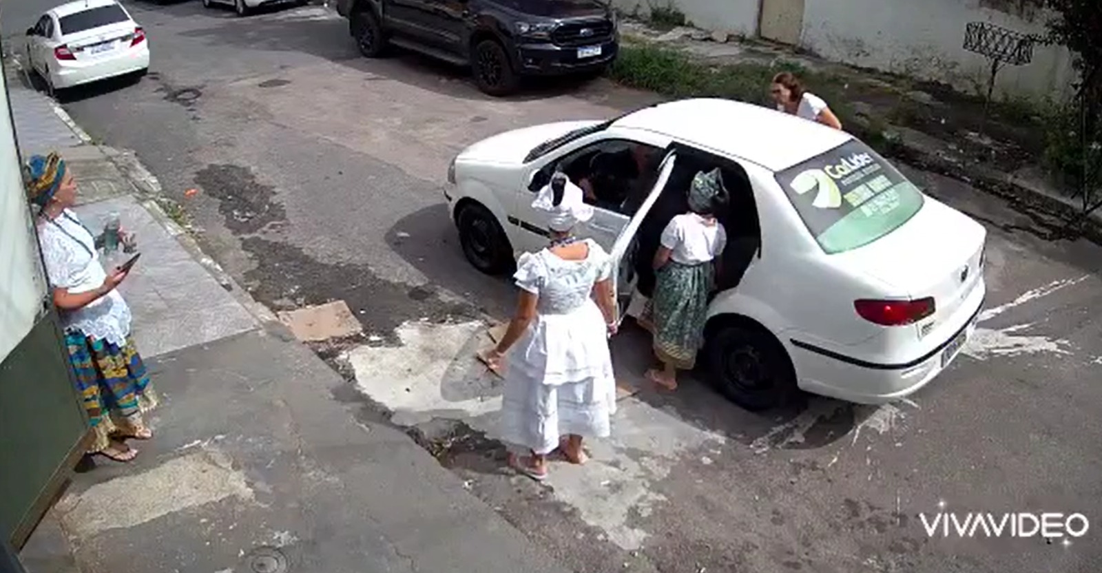Família com roupa de candomblé denuncia motorista de aplicativo por preconceito religioso (Foto: Divulgação)