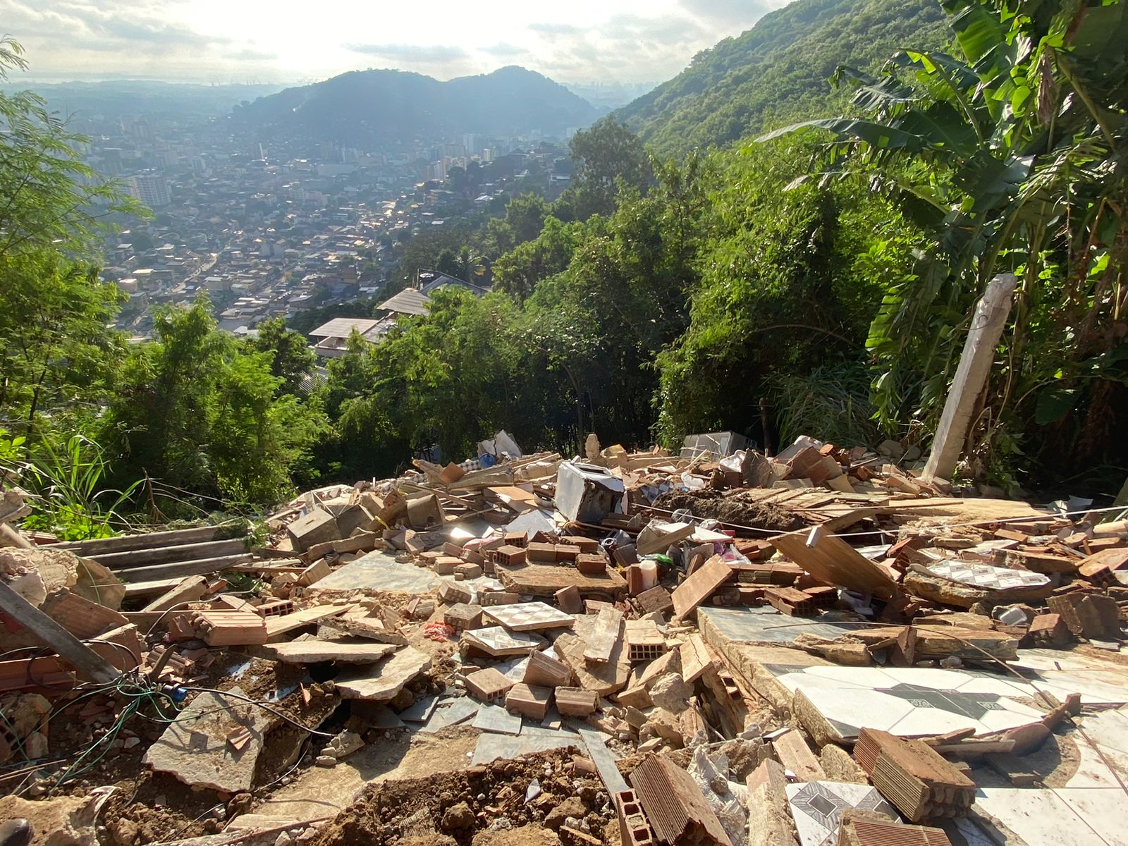 Desabamento deixa um morto e feridos no Complexo do Lins, na Zona Norte do Rio