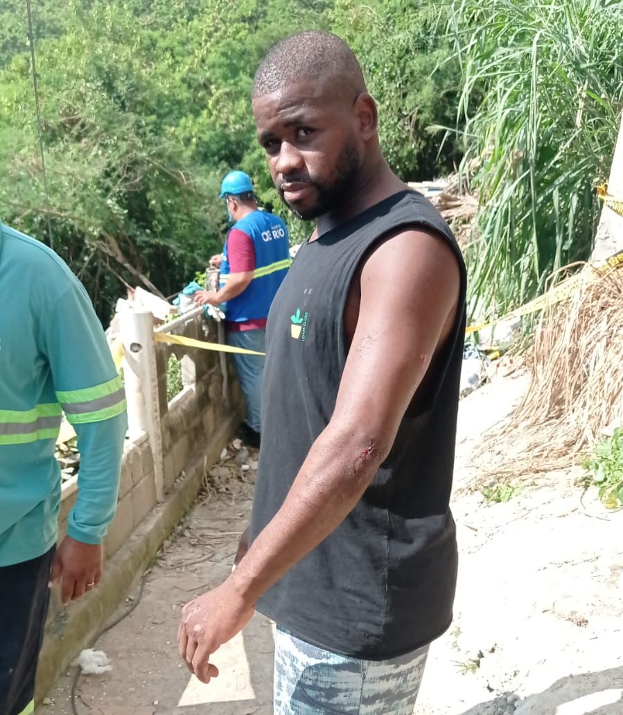 Dono de imóvel que desabou no Complexo do Lins diz que ficou com as mãos presas e só ouvia a família gritando pedindo socorro