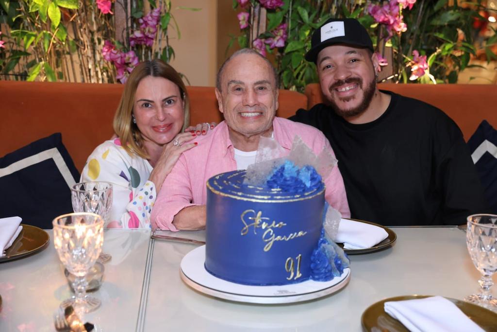 Stênio Garcia celebra 1 anos com festa surpresa na Barra da Tijuca