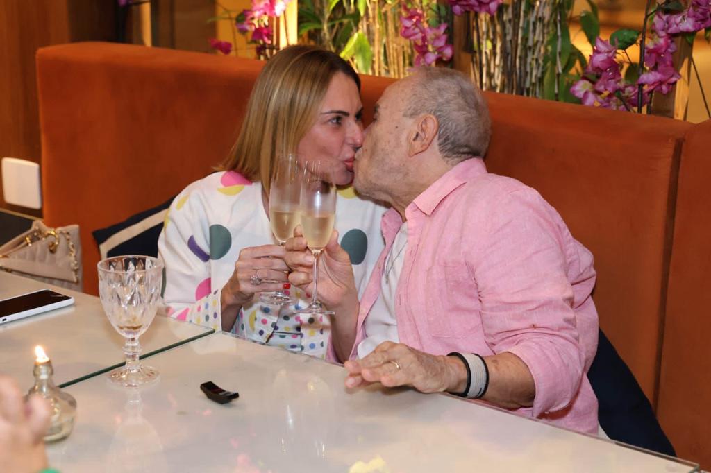 Stênio Garcia celebra 91 anos com festa surpresa na Barra da Tijuca