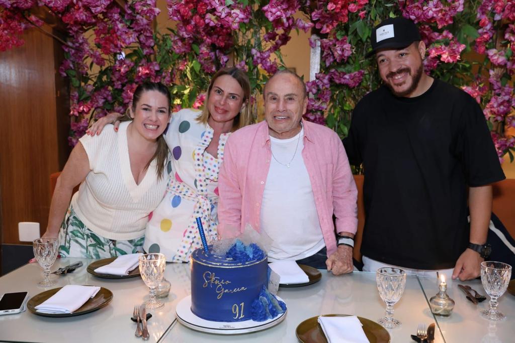 Stênio Garcia celebra 91 anos com festa surpresa na Barra da Tijuca