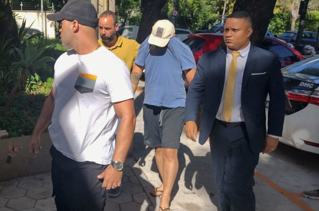 Policial acusado de envolvimento na morte de bombeira presta depoimento