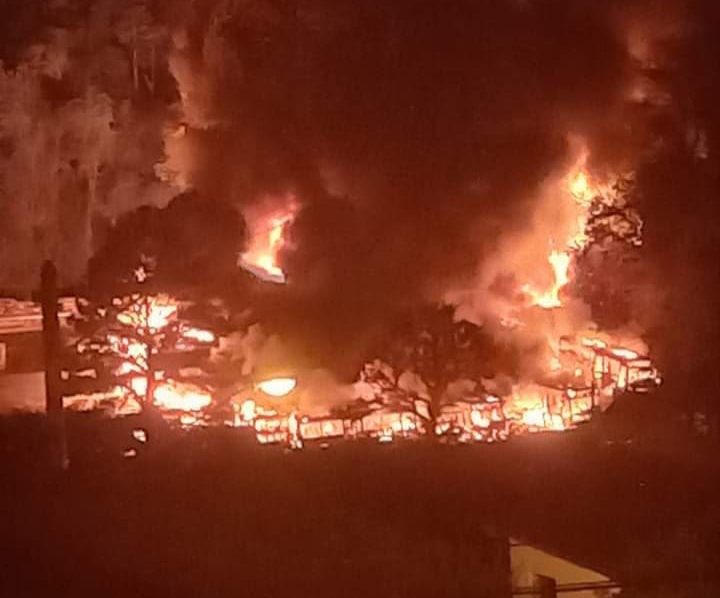 Incêndio atinge duas empresas de ônibus em Petrópolis