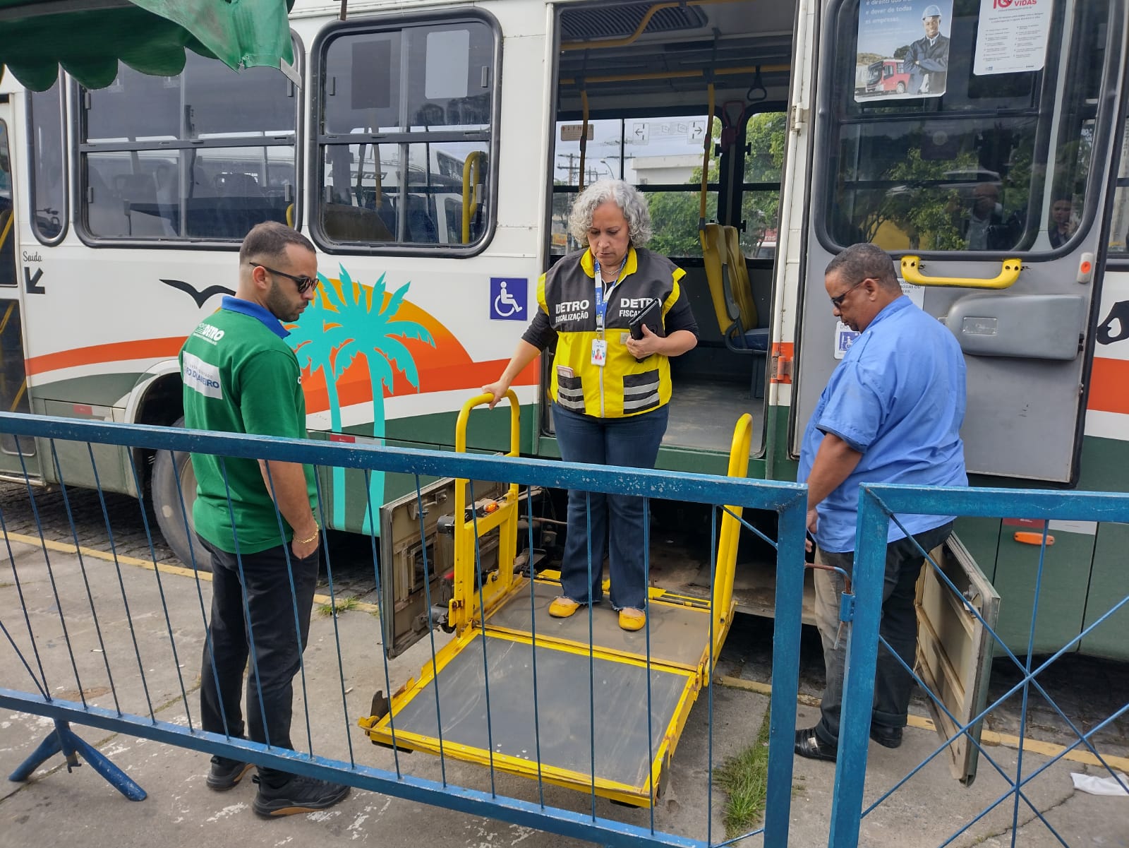 Detro-RJ realiza operação para verificar acessibilidade em ônibus de Cabo Frio
