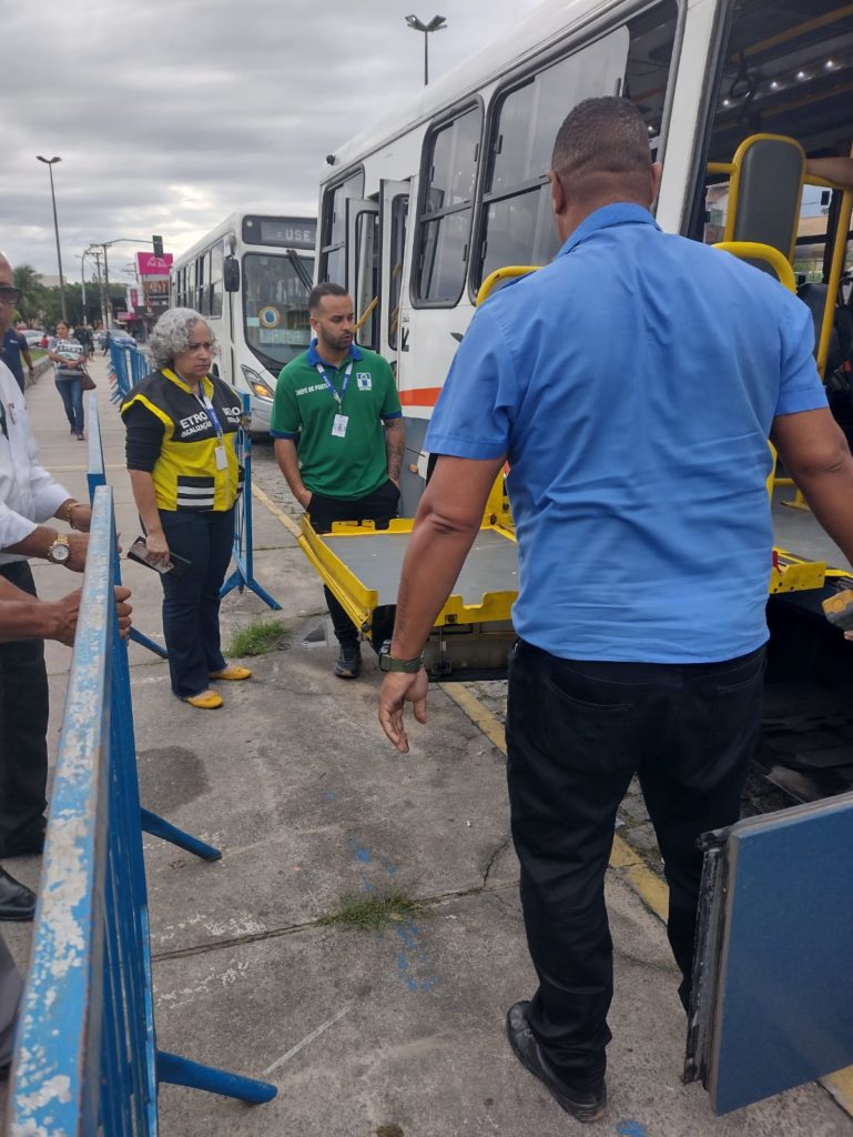 Detro-RJ realiza operação para verificar acessibilidade em ônibus de Cabo Frio 