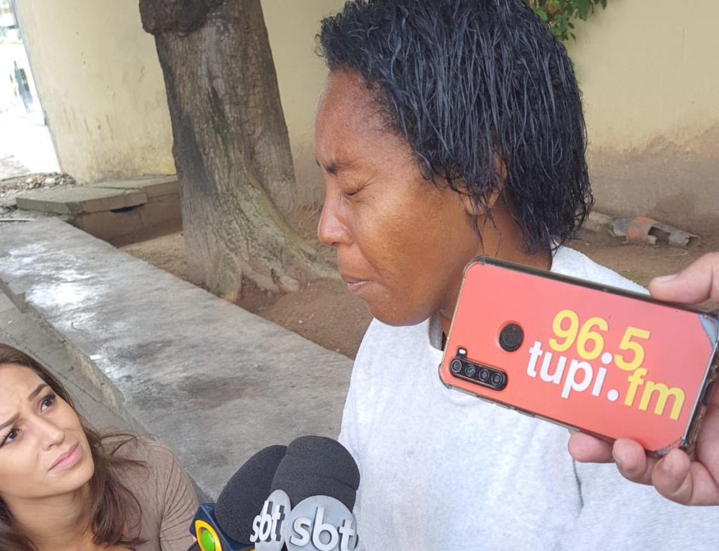 Mãe do jovem Ronald da Silva chora ao falar do filho que foi baleado nas costas no Rio