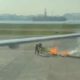 Balão cai sobre avião no Aeroporto Santos Dummont e pega fogo na pista